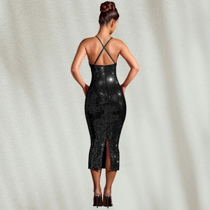 Détails des bretelles croisées et sequins brillants sur une robe midi noire ajustée