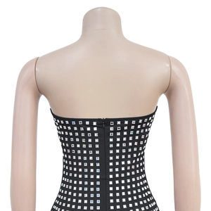 Détail de la robe moulante noire avec strass argentés étincelants et fermeture éclair au dos