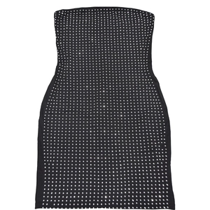 Détail de strass argentés scintillants sur une robe courte moulante noire sexy