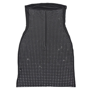 Vue détaillée d'une robe moulante noire pour femme avec strass argentés scintillants
