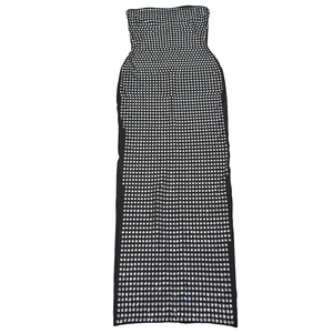 Détail d'une robe noire à épaules dénudées avec des motifs de strass argentés brillants