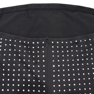 Détail d'une robe noire avec motif quadrillé en strass argentés et fermeture éclair