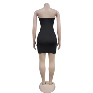 Détail arrière d'une mini robe noire moulante bustier avec fermeture éclair invisible