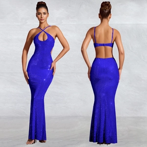 Robe sirène moulante bleu roi avec strass, dos nu et décolleté licou élégante