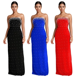 Robe longue bustier élégante avec décolleté en perles en noir, bleu et rouge