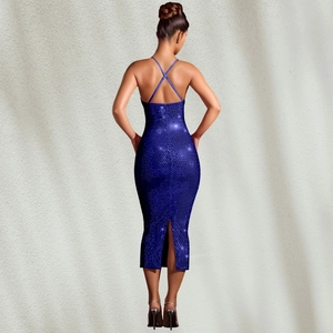 Détail d'une robe dos nu à paillettes bleu marine avec coupe moulante et fente arrière