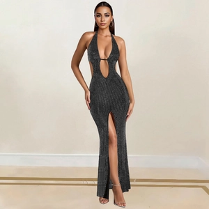 Détail d'une robe maxi dos nu noire avec strass, découpes à la taille et fente haute