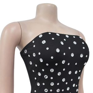 Détail du haut bustier noir orné de strass argentés brillants avec une coupe ajustée sexy