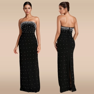 Robe de soirée bustier noire élégante avec perles blanches et fente haute dans le dos
