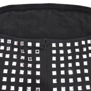 Détail de la robe noire à strass avec fermeture éclair invisible et cristaux brillants