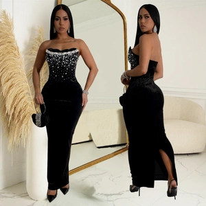Robe de soirée élégante en velours noir avec strass et perles, coupe bustier ajustée