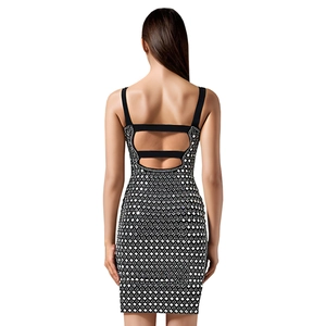 Dettaglio mini abito attillato che mostra il design schiena scoperta e strass geometrici