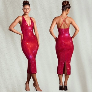 Vue avant et arrière d'une robe rouge à paillettes ajustée avec col en V et dos nu