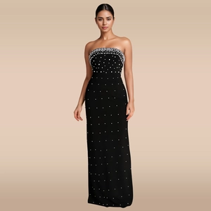 Détail de la robe de soirée bustier noire avec des décorations de perles élégantes