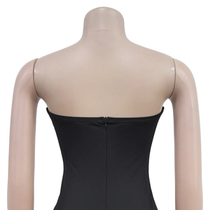 Détail du dos d'une robe bustier noire avec une fermeture éclair invisible discrète