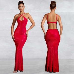 Détail de la robe de soirée rouge à paillettes avec col licou et dos nu croisé chic