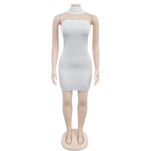 Détail d'une robe moulante blanche avec strass argentés et tour de cou assorti