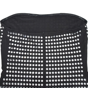 Détail de robe noire épaules dénudées avec strass en matrice et fermeture éclair invisible