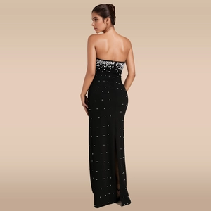 Détail de la robe de soirée bustier noire avec perles blanches et fente au dos