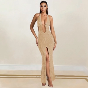 Détail de la robe licou or champagne avec strass scintillants et découpes à la taille
