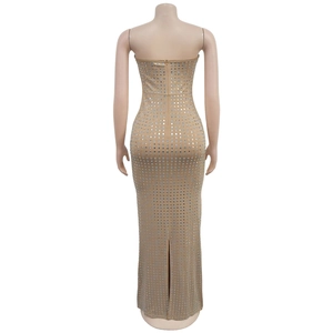 Vue arrière d'une robe de soirée nue avec strass argentés et fente au dos détaillée