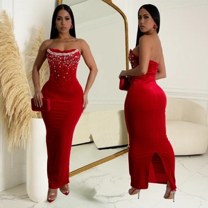 Robe de soirée longue en velours rouge à épaules dénudées avec strass brillants et fente