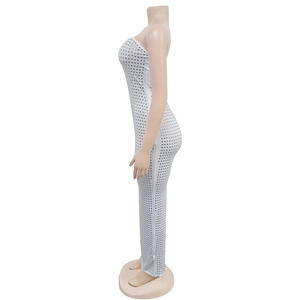 Détail de la robe moulante blanche avec ornements en strass argentés et fente latérale