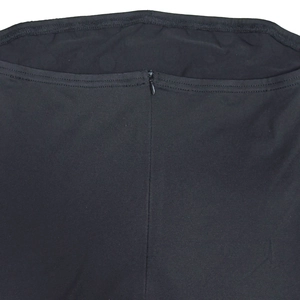 Gros plan sur la fermeture éclair invisible et les coutures de la robe noire moulante