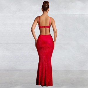 Détails du dos d'un ensemble rouge à paillettes deux pièces avec haut court et jupe sirène