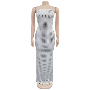 Vue détaillée de la robe bustier blanche à paillettes avec motifs carrés argentés