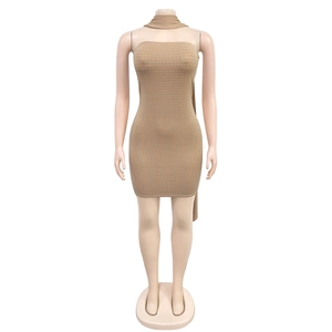 Détail de la robe moulante beige à strass avec tour de cou assorti pour femmes