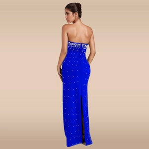 Détail de la robe bustier bleu roi montrant des perles blanches et la fente arrière