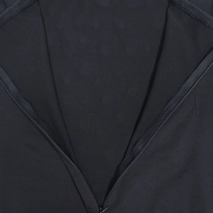 Détail rapproché d'une robe noire sexy avec des coutures de qualité et un tissu élastique