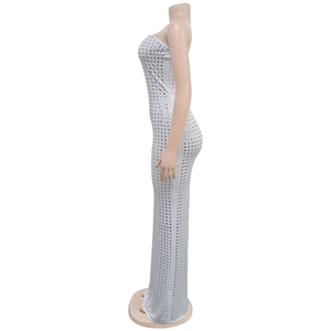 Vue latérale de la robe de soirée blanche sans bretelles avec paillettes argentées