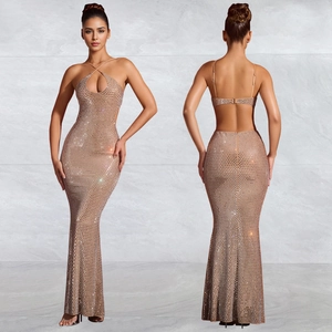 Détail d'une robe en strass champagne avec licou et design sexy dos nu élégant