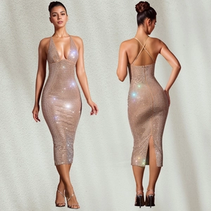 Détail d'une robe midi nude avec strass, col en V profond, bretelles et fente dos