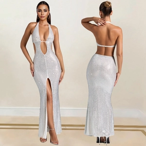 Détail de robe longue blanche à paillettes avec licou, découpes à la taille et fente