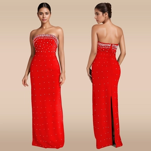 Détails d'une robe bustier rouge avec perles blanches et fente arrière élégante
