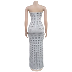 Vue arrière détaillée de la robe de soirée à paillettes argentées avec fente haute