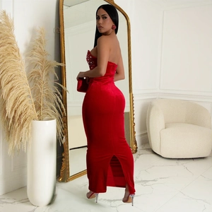 Détail d'une robe en velours rouge avec bordure en strass et fente au dos de la jupe