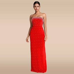 Détail de la robe longue bustier rouge avec perles blanches et fente latérale chic