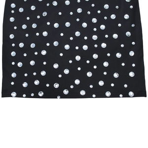 Détail macro de strass scintillants sur tissu noir avec couture de bord fine