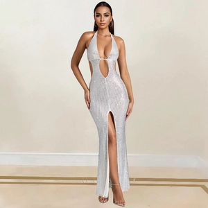Détail de la robe de soirée blanche à paillettes avec dos nu et fente haute sexy