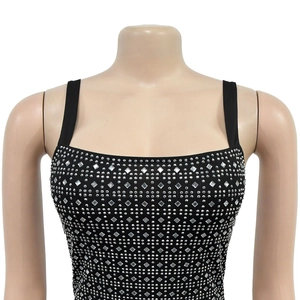 Dettaglio del top nero con strass argentati a motivi geometrici e scollo quadrato elegante
