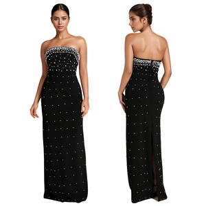 Détail de la robe de soirée bustier noire avec ornements en perles et fente à l'arrière