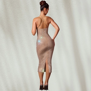 Détail de la robe midi dos nu avec des strass étincelants et une fente à l'arrière