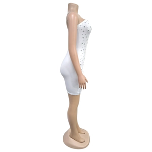 Vue détaillée de côté de la mini-robe moulante blanche avec ornements en strass brillants