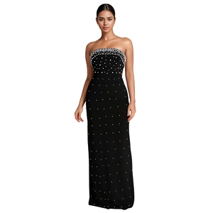 Détails de la robe longue bustier noire élégante ornée de perles blanches scintillantes