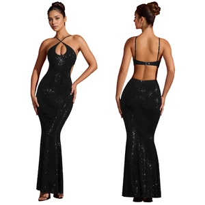 Détails du col licou croisé et découpe sur robe de soirée sirène à paillettes noires