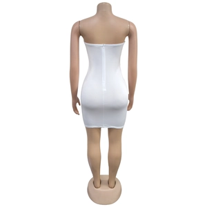 Vue détaillée du dos d'une robe mini blanche moulante avec une longue fermeture éclair cachée